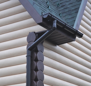 Слив воды с водостока